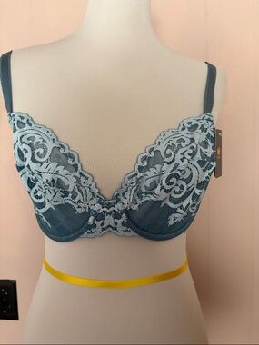 Wacoal Two-Tone Lace Underwire Bra in Teal and Light Blue